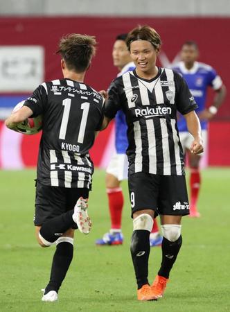 　試合終了間際、同点ゴールを決めた古橋亨梧（左）を笑顔で迎える神戸・藤本憲明