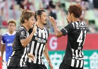 　前半１８分、先制ゴールを決め、チームメートと喜ぶ神戸・藤本憲明（左）