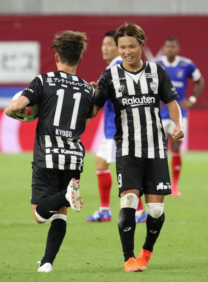 　試合終了間際、同点ゴールを決めた古橋亨梧（左）を笑顔で迎える神戸・藤本憲明