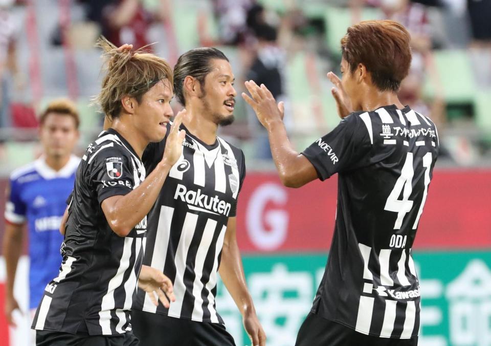 　前半１８分、先制ゴールを決め、チームメートと喜ぶ神戸・藤本憲明（左）