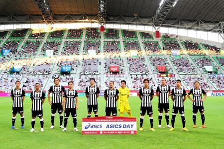 　クラブ創設２５周年を記念した白と黒の縦じまユニホーム（Ｃ）ＶＩＳＳＥＬ　ＫＯＢＥ