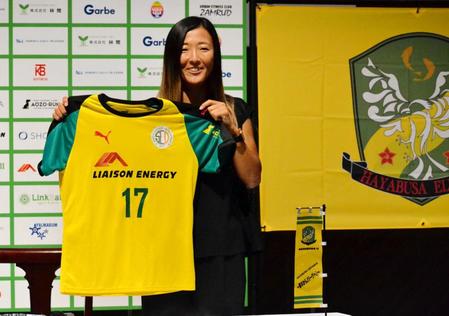 　はやぶさイレブンへの入団会見を行った永里