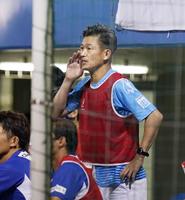 後半、ベンチから声を掛ける横浜ＦＣ・三浦＝ニッパツ