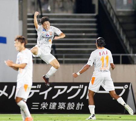 試合終了間際、チーム３点目のゴールを決め、跳び上がって喜ぶ清水・西沢＝ＢＭＷスタジアム