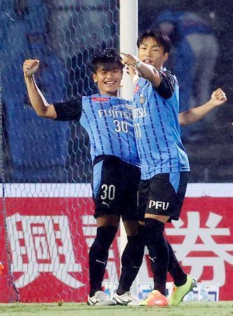 　川崎-横浜ＦＣ　後半、チーム２点目のゴールを決め、喜ぶ川崎・旗手（左）＝等々力