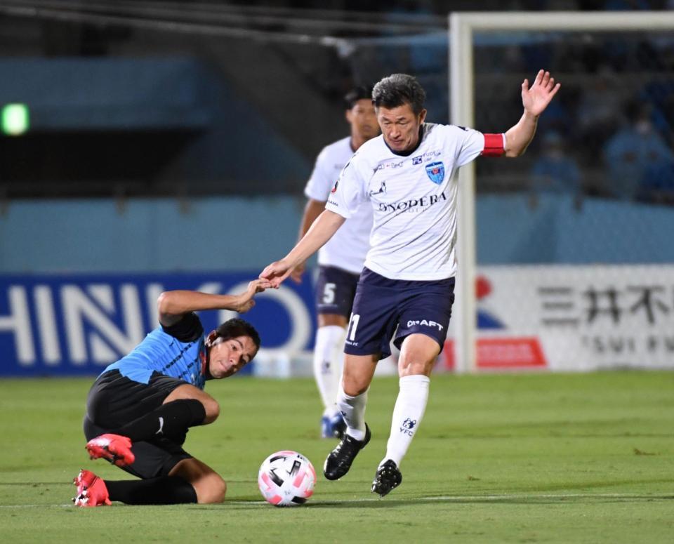 前半、攻め上がる横浜ＦＣ・三浦知良＝等々力陸上競技場（撮影・棚橋慶太）