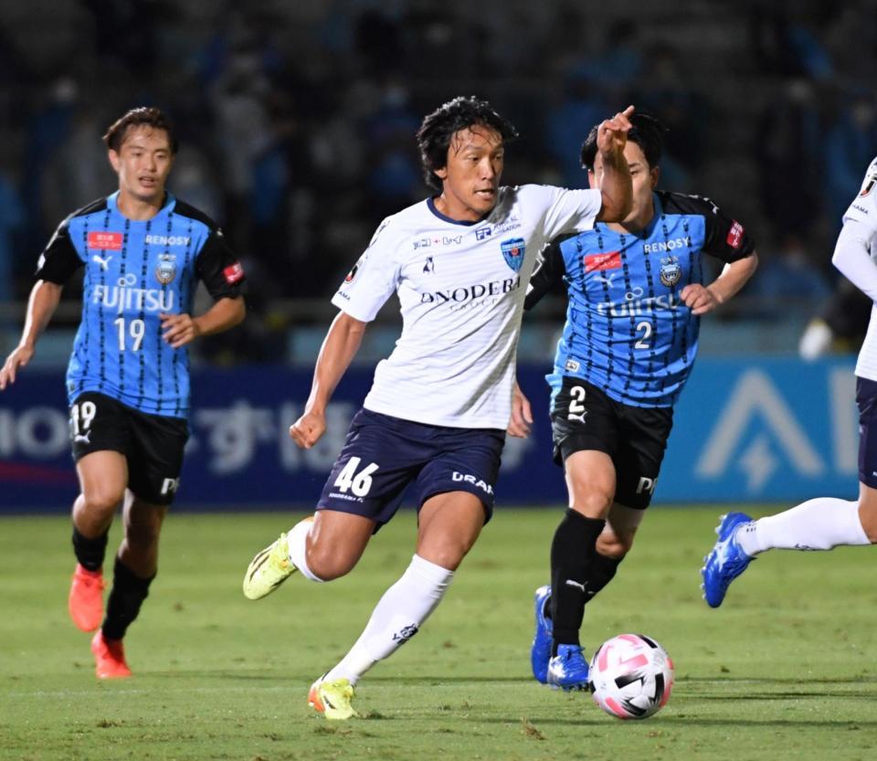 前半、ドリブルする横浜ＦＣ・中村俊輔＝等々力陸上競技場（撮影・棚橋慶太）