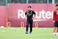 　練習で指揮を執る三浦淳寛新監督（Ｃ）ＶＩＳＳＥＬ　ＫＯＢＥ）