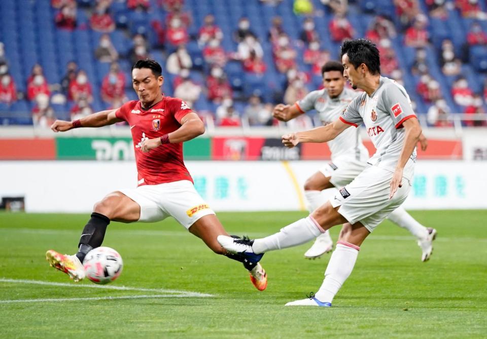 浦和－名古屋　前半、シュートを放つ名古屋・前田（右）＝埼玉スタジアム