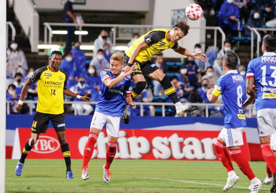 　前半、ヘディングで先制ゴールを決める柏・山下（５０）