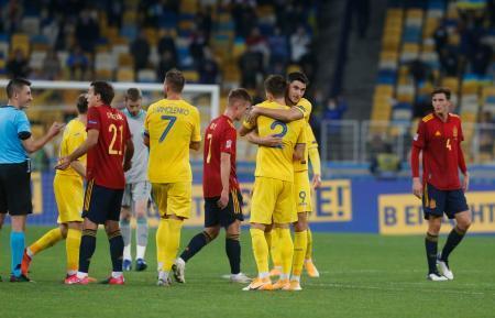 　スペインを下し、喜ぶウクライナの選手たち＝１３日、キエフ（ＡＰ＝共同）