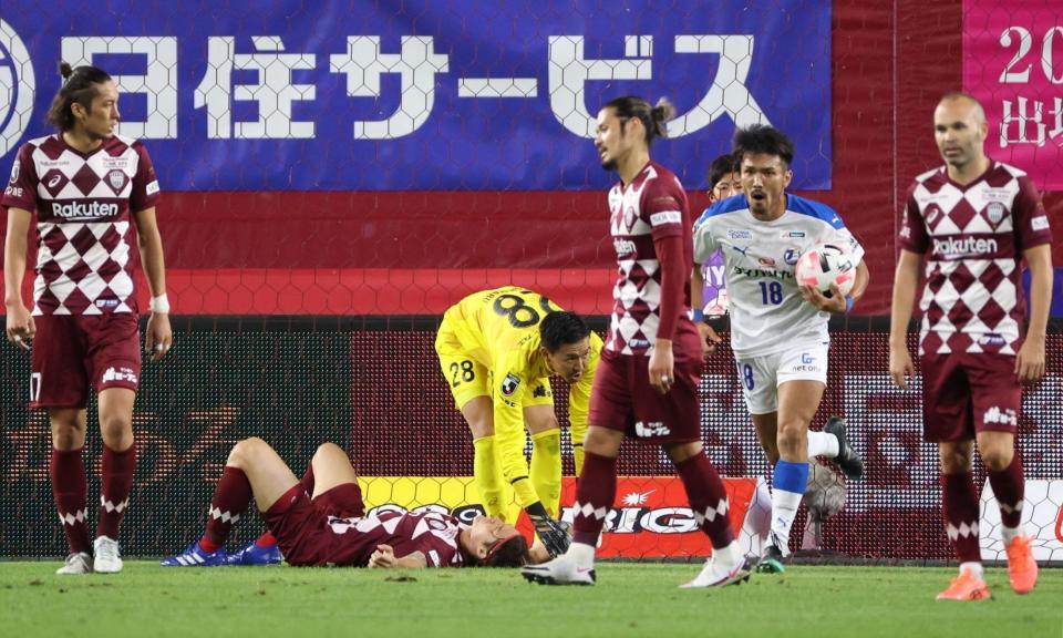 神戸-大分　後半４１分、酒井（左から２人目）のオウンゴールで同点になり、肩を落とす神戸イレブン＝ノエビアスタジアム神戸（撮影・吉田敦史）