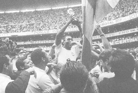 　１９７０年のＷ杯を制し、トロフィーを掲げるブラジル代表のペレ氏＝メキシコ市（ＡＰ＝共同）