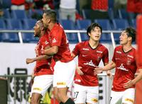 　後半、チーム３点目のゴールを決め喜ぶ浦和・マルティノス（左端＝埼玉スタジアム