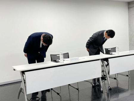 　会見で謝罪するＧ大阪の小野忠史社長（右）と松波正信強化アカデミー部部長