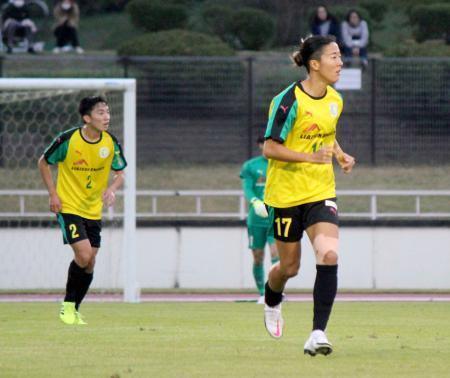 　サッカー神奈川県２部リーグの試合に出場した「はやぶさイレブン」の永里優季（１７）＝神奈川県厚木市