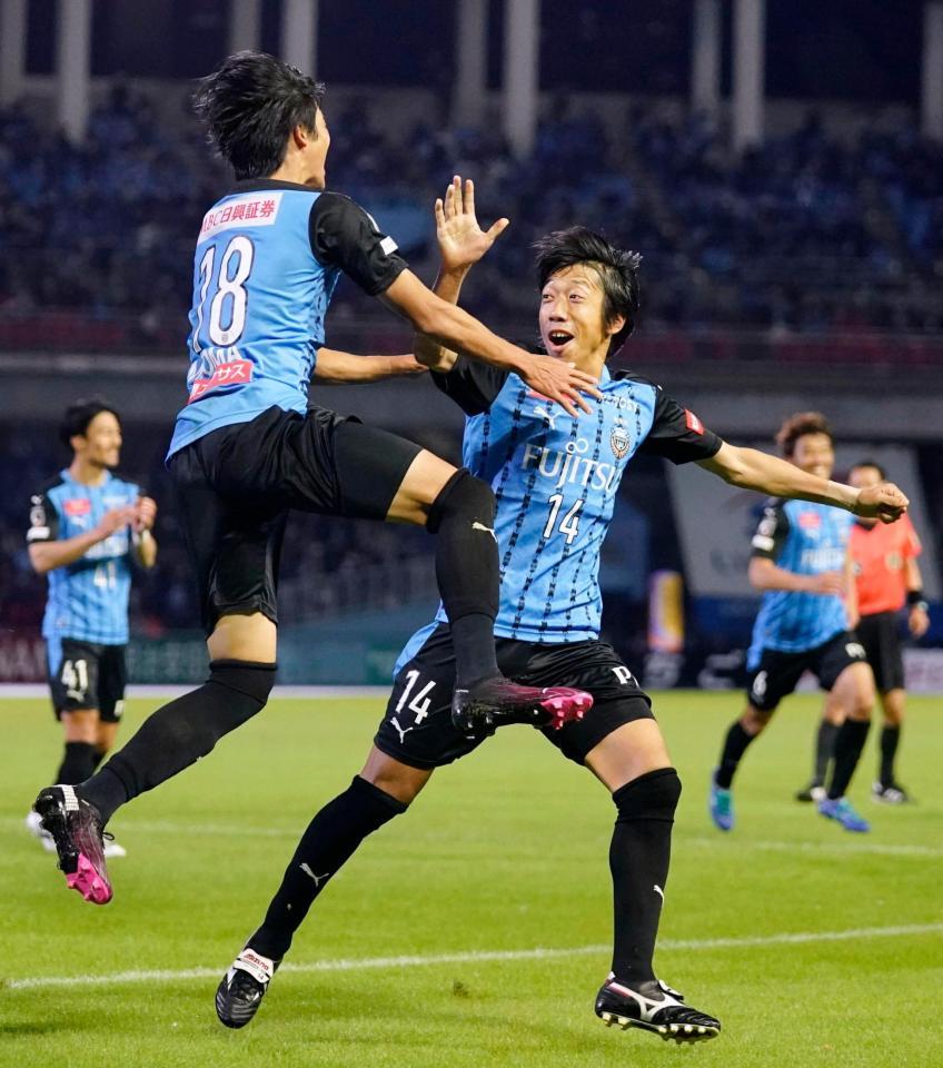 　川崎－ＦＣ東京　後半、40歳の誕生日に決勝ゴールを決め、大喜びの川崎・中村（右）＝等々力