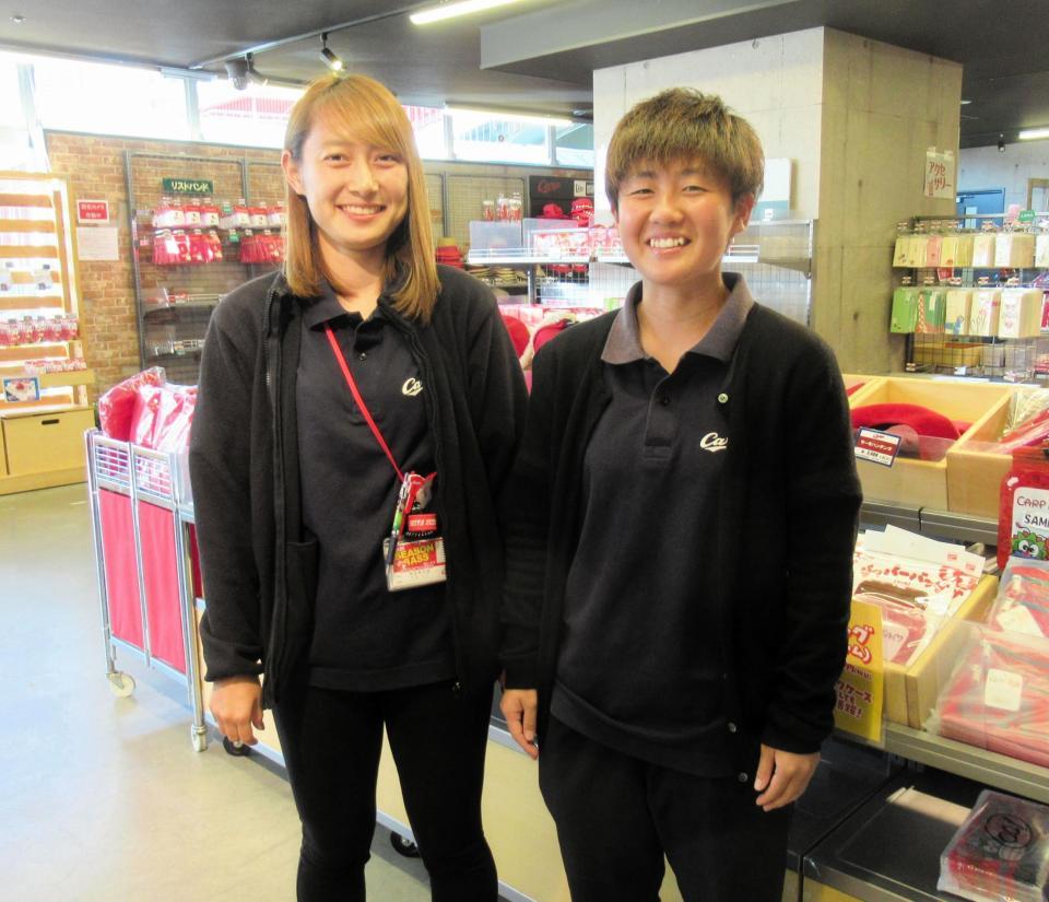 グッズ販売に関する業務を担当する斉藤（左）と神田