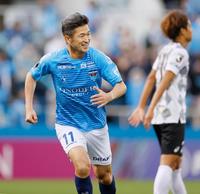 横浜ＦＣ－神戸　試合終了間際、安永の決勝ゴールに笑顔で駆けだす横浜ＦＣ・三浦＝ニッパツ