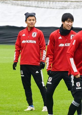 久保建、長友ら２３選手練習サッカー日本代表