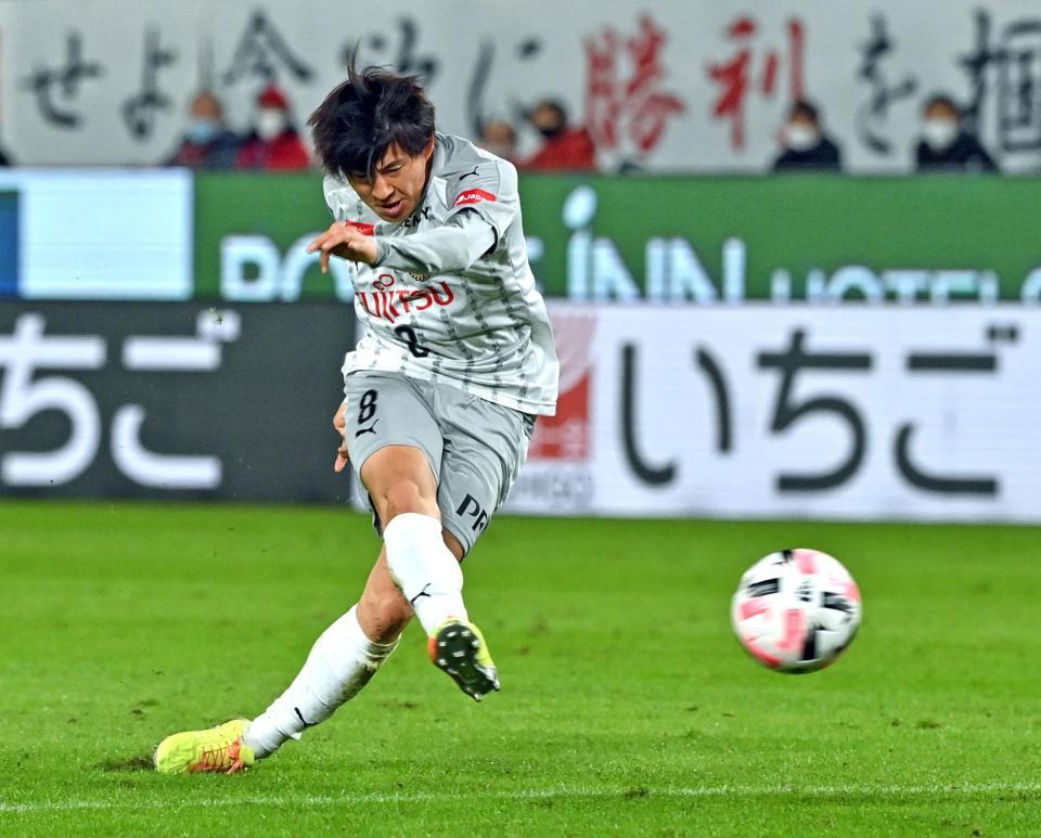 鹿島－川崎　前半、先制ゴールを決める川崎の脇坂　※※　＝カシマスタジアム