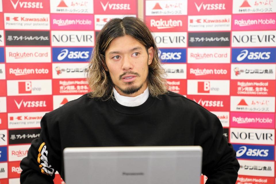 　オンラインでの取材に応じる山口蛍（Ｃ）ＶＩＳＳＥＬ　ＫＯＢＥ