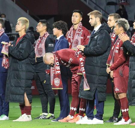 　ホーム最終戦のセレモニーで最後まで頭を下げるイニエスタ（中央）