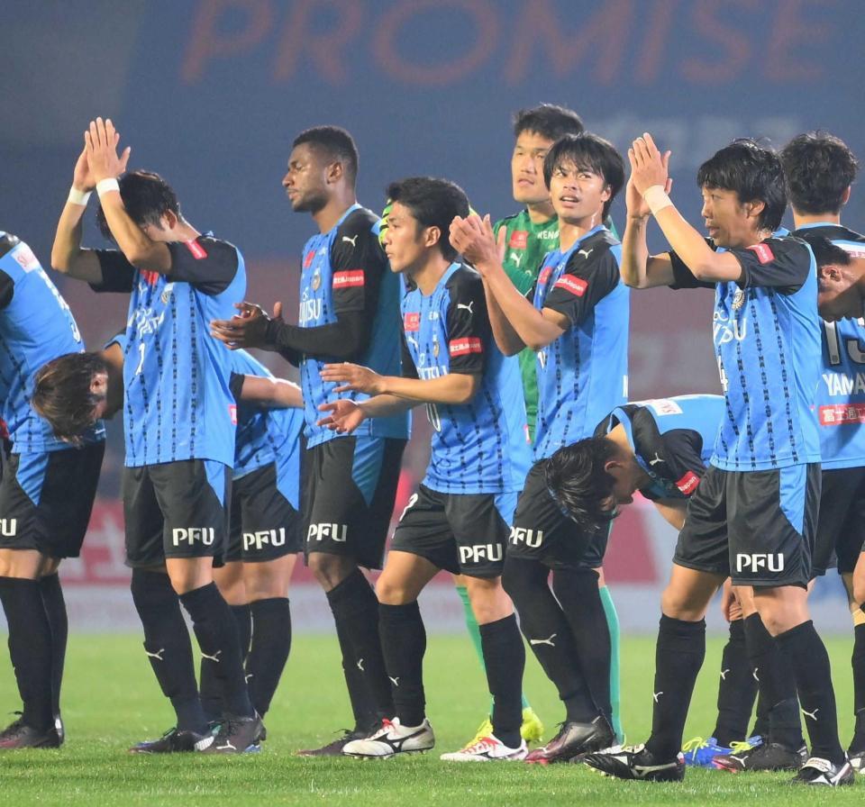 　優勝に王手をかけ、声援に応える中村（右）ら川崎イレブン（撮影・堀内翔）