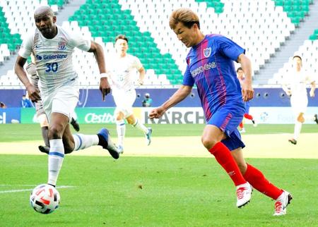 　前半、上海申花ゴールへ迫るＦＣ東京・永井（ＦＣ東京提供）