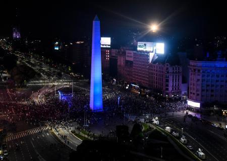 　マラドーナ氏を追悼し、ブエノスアイレスのランドマーク「オベリスク」の下に集う人々＝２５日（ゲッティ＝共同）