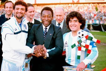 　１９８７年６月、アルゼンチン-イタリアの試合前に手を握り合うマラドーナさん（右）とペレさん（中央）ら＝スイス・チューリヒ（ＡＰ＝共同）