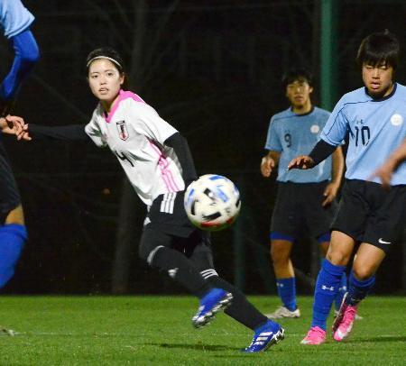 　男子高校生との練習試合でプレーする女子日本代表の長谷川（左）＝福島県のＪヴィレッジ