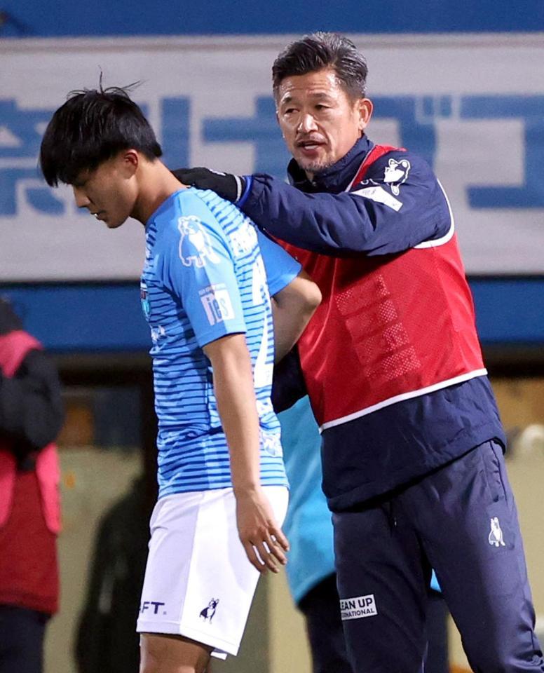 　後半開始前、ピッチに向かう安永（左）に声をかける横浜ＦＣ・三浦