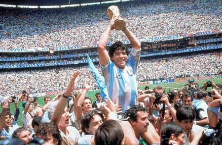 　１９８６年Ｗ杯メキシコ大会で優勝トロフィーを掲げるマラドーナ氏（ＡＰ＝共同）