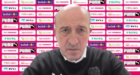 オンラインで会見に応じるロティーナ監督