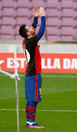 　ゴールを決め、下に着ていたマラドーナさんのユニホームを披露して投げキスするバルセロナのメッシ（ロイター＝共同）