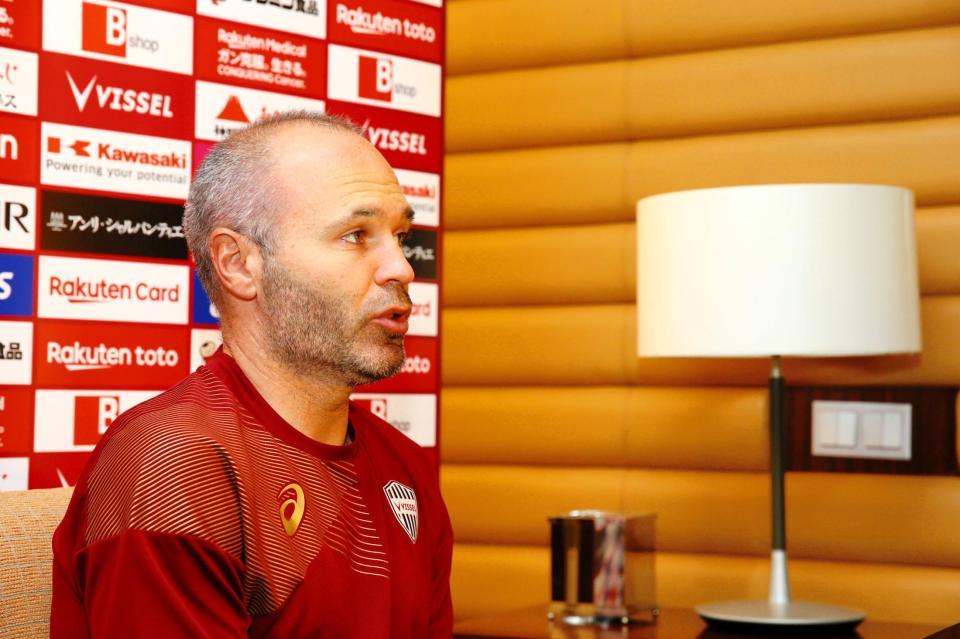 　オンラインでの取材に応じるイニエスタ（Ｃ）ＶＩＳＳＥＬ　ＫＯＢＥ