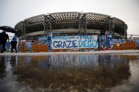 　「ディエゴ・アルマンド・マラドーナ競技場」に改称されたナポリの本拠地＝１１月２９日（ロイター＝共同）