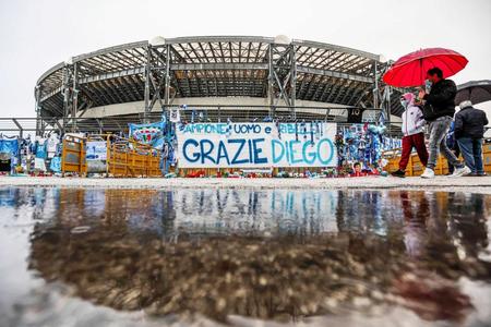　亡くなったディエゴ・マラドーナさんを悼む横断幕が飾られたサンパオロ競技場（ＡＰ＝共同）