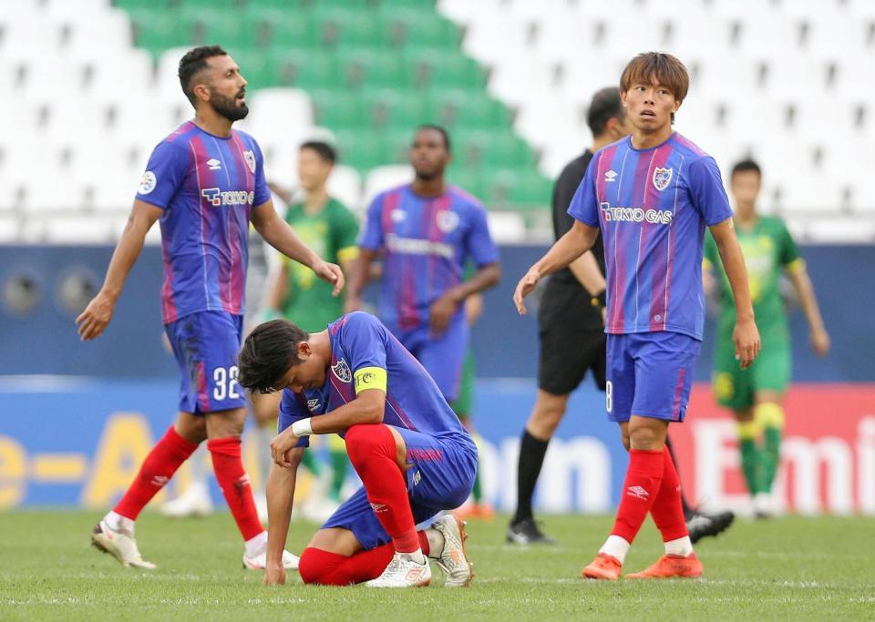 北京国安に敗れ、決勝トーナメント１回戦で敗退が決まり、肩を落とすＦＣ東京イレブン（ＡＰ＝共同）