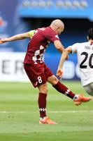 左足でシュートを放つＭＦイニエスタ（Ｃ）ＶＩＳＳＥＬ　ＫＯＢＥ