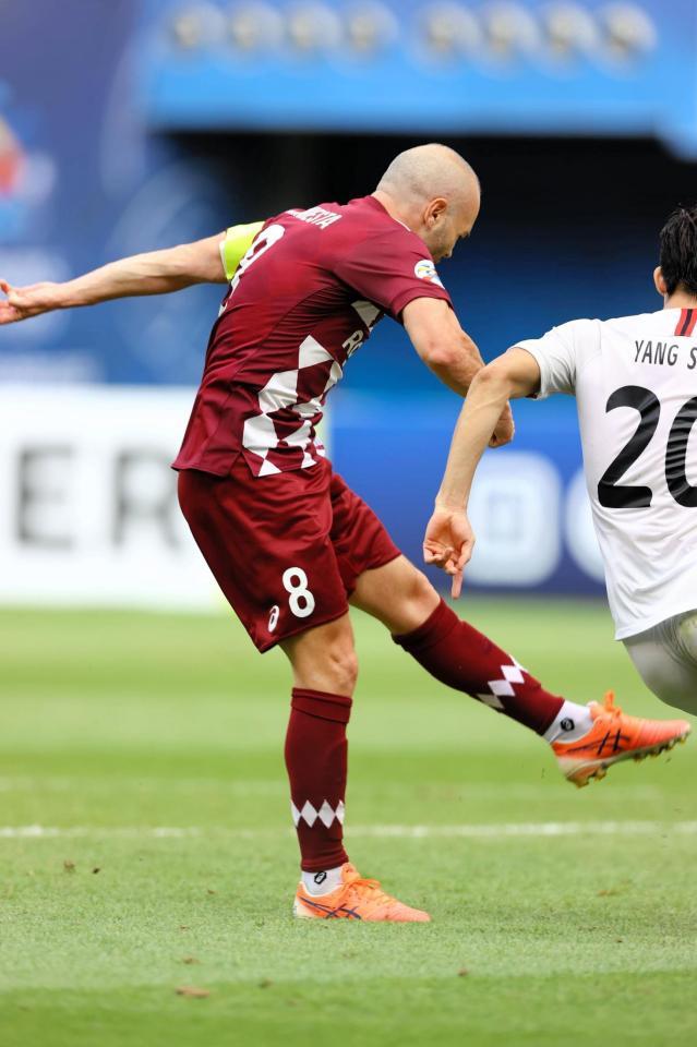 左足でシュートを放つＭＦイニエスタ（Ｃ）ＶＩＳＳＥＬ　ＫＯＢＥ