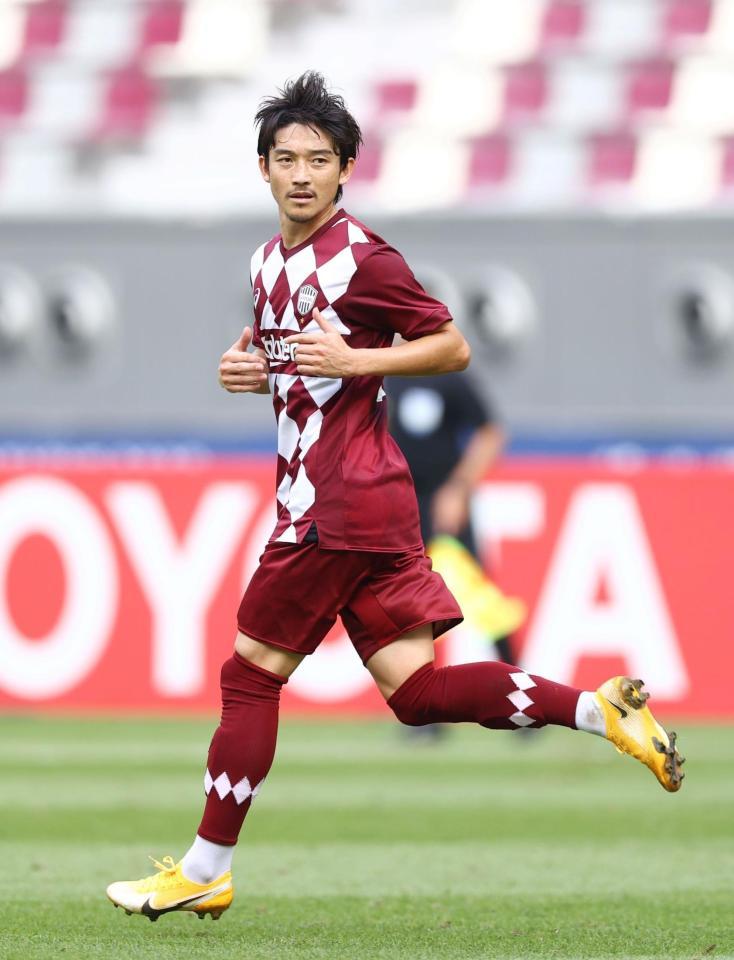 前半、ピッチを走る神戸・西（Ｃ）ＶＩＳＳＥＬ　ＫＯＢＥ）