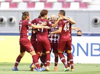 　前半、先制ゴールを決めイレブンに祝福される神戸・イニエスタ（ｃ）ＶＩＳＳＥＬ　ＫＯＢＥ