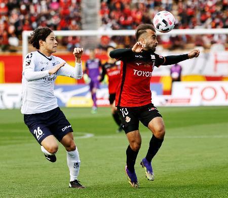 　名古屋-横浜ＦＣ　前半、ボールをコントロールする名古屋・ガブリエルシャビエル（右）＝パロマ瑞穂