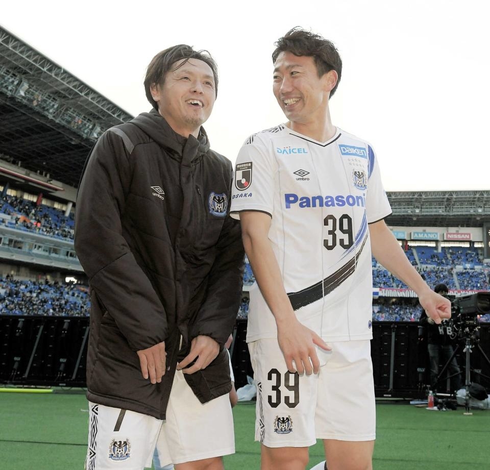 　Ｇ大阪からＪ２磐田に期限付き移籍している元日本代表ＭＦ遠藤保仁（左）