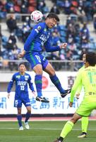 　後半、ヘディングシュートを放つ徳島・垣田裕暉（撮影・北村雅宏）