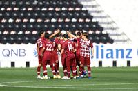 試合前、手を合わせ準決勝・蔚山戦に臨む神戸イレブン＝（ｃ）ＶＩＳＳＥＬ　ＫＯＢＥ