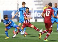 前半、蔚山のボールを奪いにいく神戸・山口（中央）＝（ｃ）ＶＩＳＳＥＬ　ＫＯＢＥ