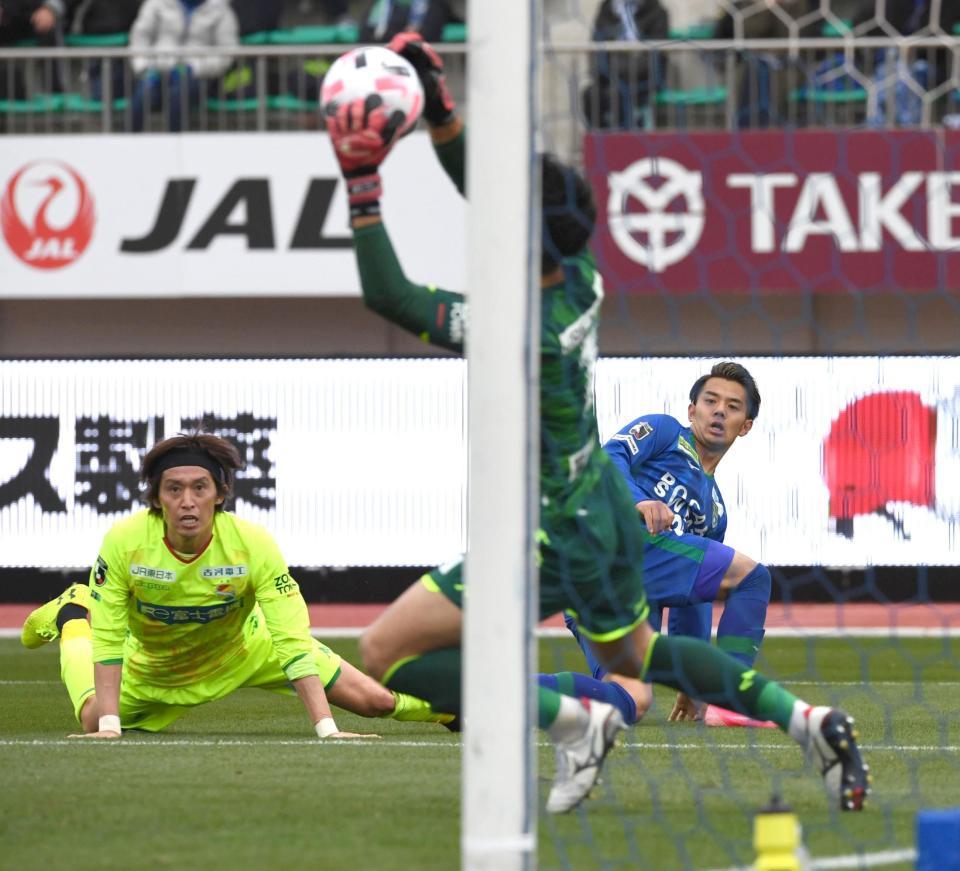 　前半、徳島・西谷和希（右）はシュートを放つも、千葉ＧＫ・新井章太にセーブされる（撮影・北村雅宏）